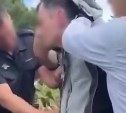 "Кроссовки в крови, прятался в кустах": появились кадры задержания подозреваемого в убийстве на Курилах 