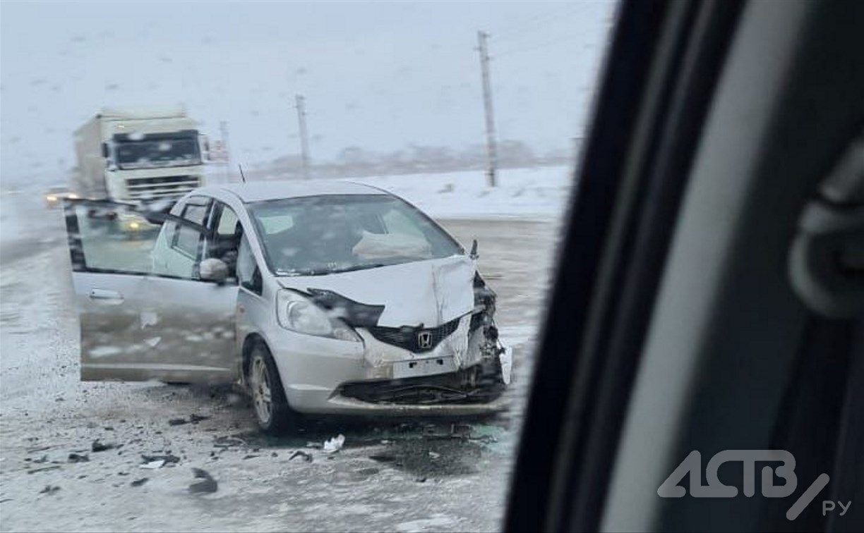Три автомобиля столкнулись на перекрёстке в Южно-Сахалинске