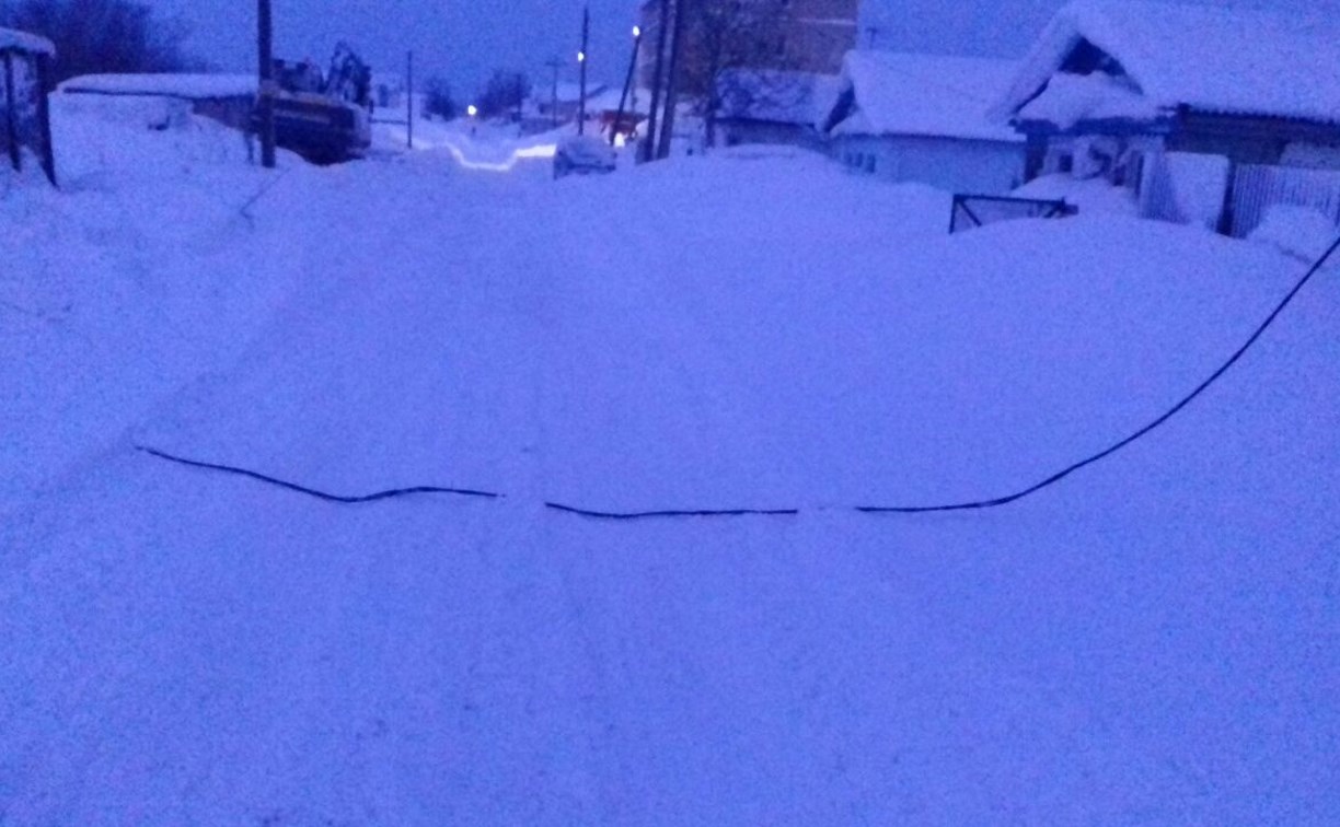 Электрический кабель протянулся по проезжей части на улице Хлебной