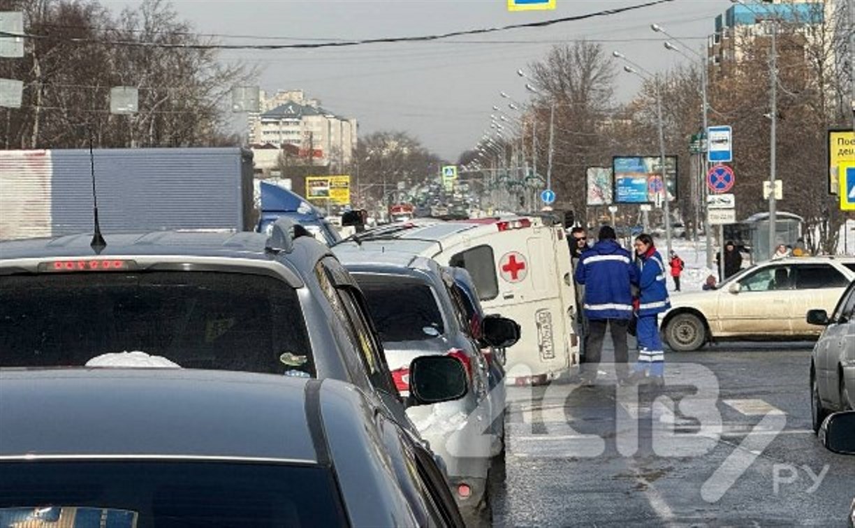 Карета скорой опрокинулась в результате ДТП в Южно-Сахалинске