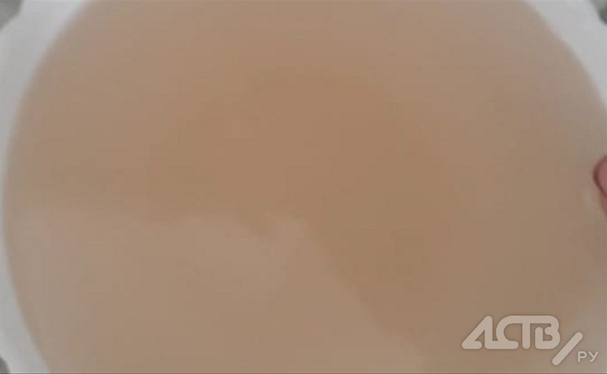 Мутная вода течёт из кранов жителей дома по улице Победы в Красногорске