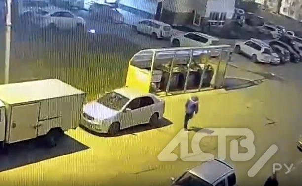 Одноногий сахалинец проколол шилом колёса трёх автомобилей соседа во дворе