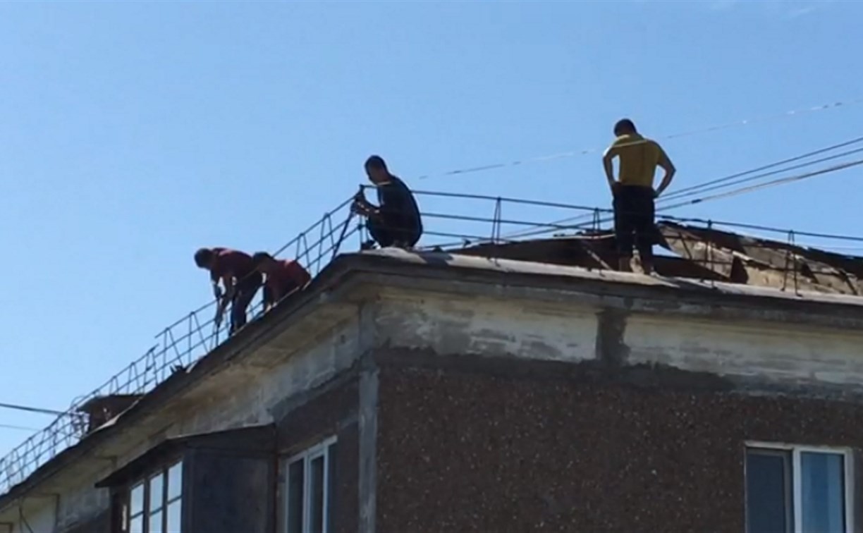 На крыше в Южно-Сахалинске бригада работает без страховки