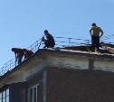 На крыше в Южно-Сахалинске бригада работает без страховки