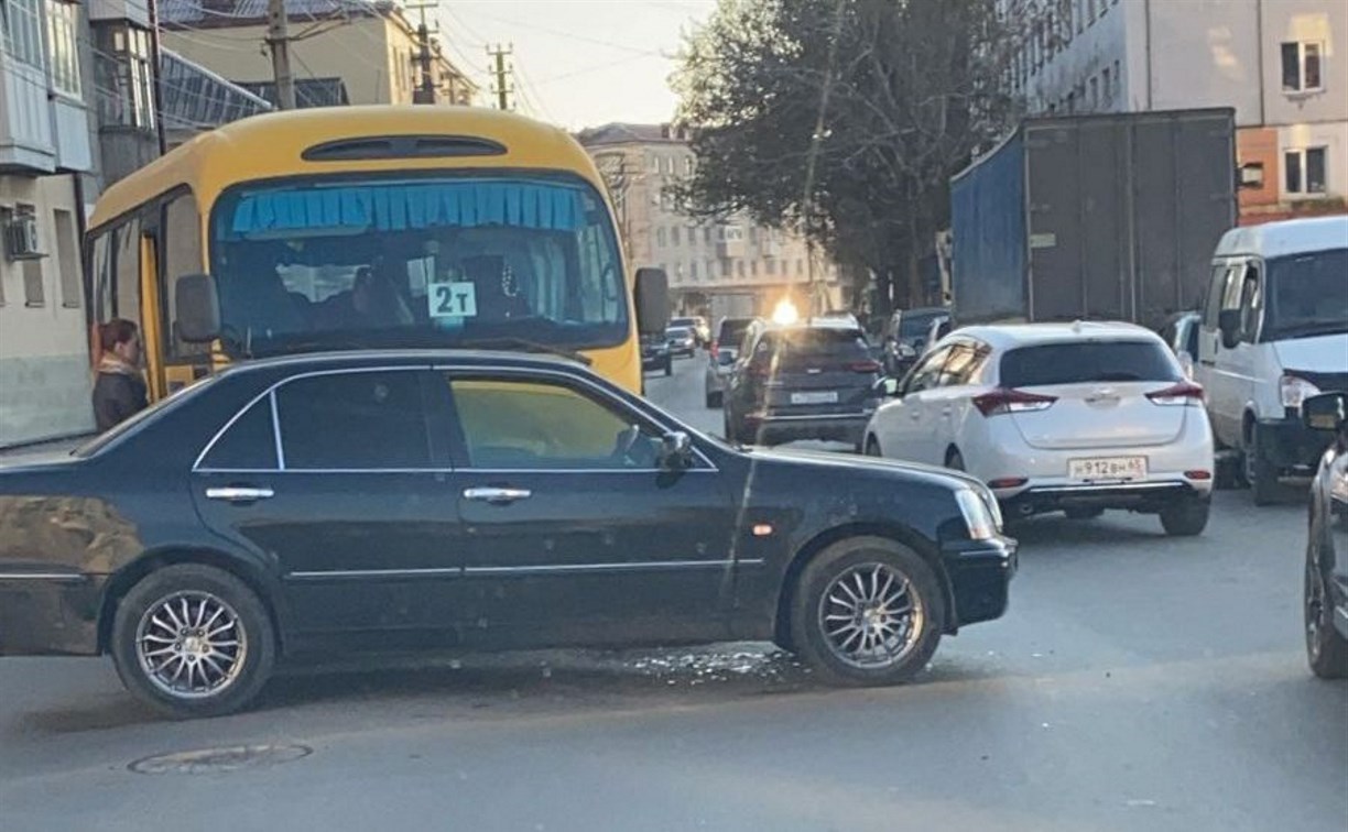 Седан и пассажирский автобус столкнулись в Холмске