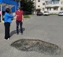 Южносахалинец попросил отремонтировать яму во дворе и подъезд своего дома