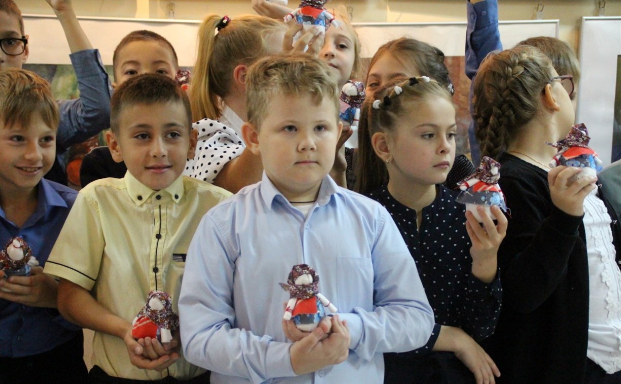 Традиционную казачью куклу сделали школьники на Сахалине