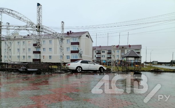 Водитель Toyota Cresta снёс ограждение и врезался в сцену в Красногорске