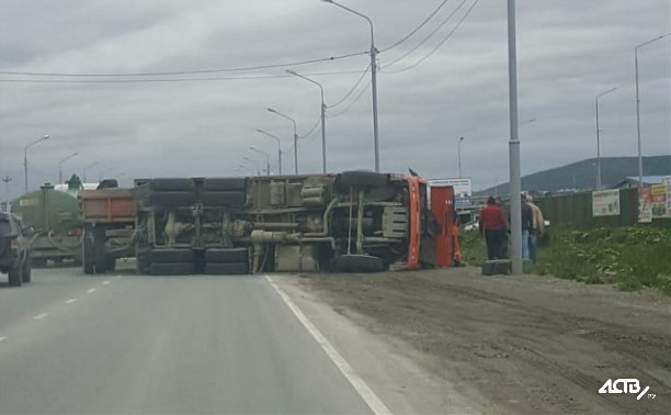 Большегруз опрокинулся на улице Железнодорожной в Южно-Сахалинске