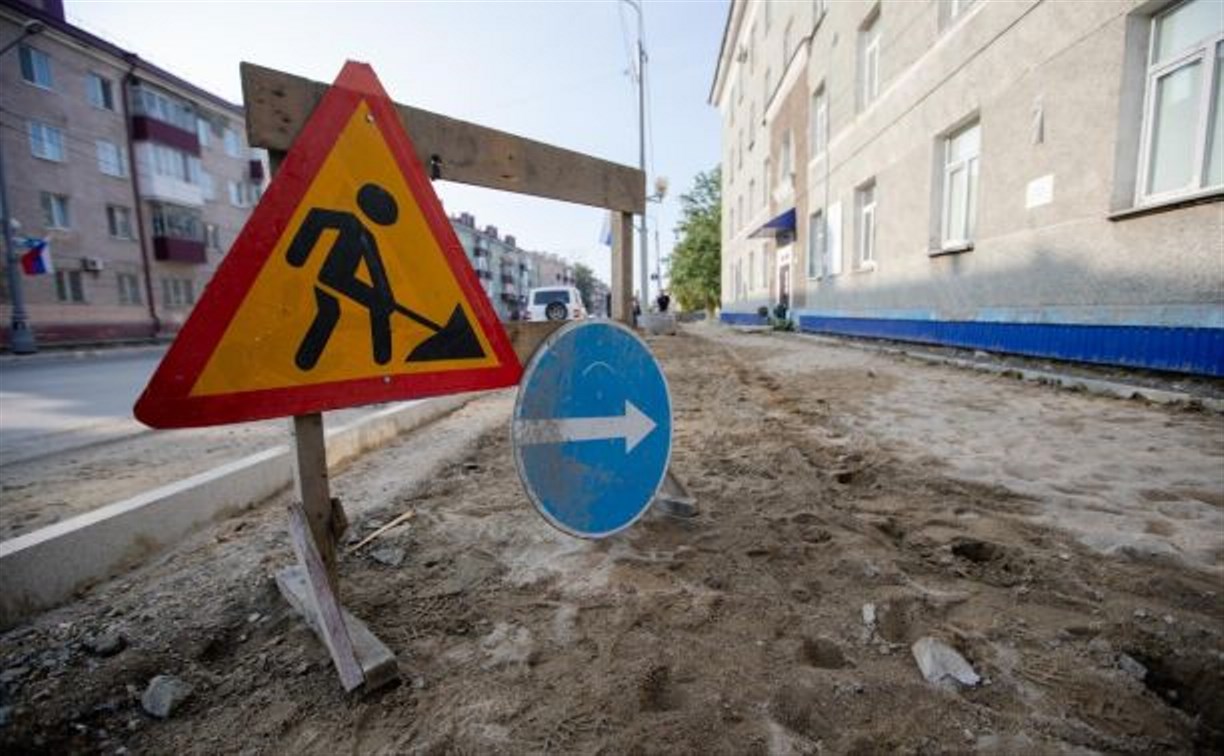 Улицу Ленина в Южно-Сахалинске не успевают отремонтировать до 1 сентября