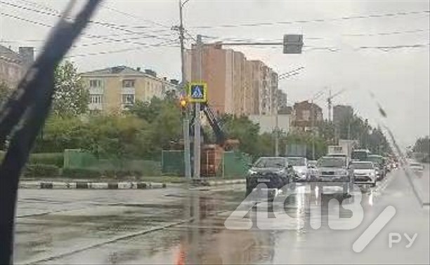 В Южно-Сахалинске водители замучались ждать разрешающего сигнала светофора и поехали на красный
