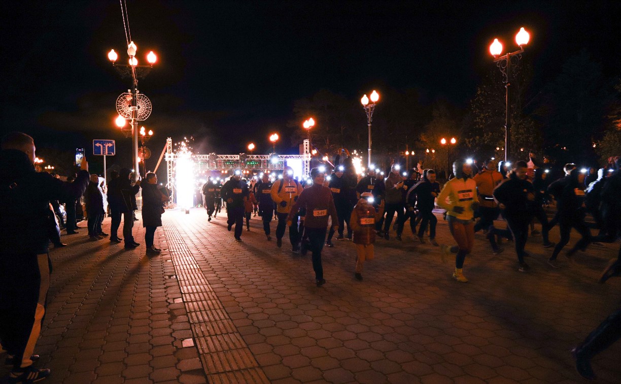 Больше 800 фонариков загорелись на старте "Ночного забега" в Южно-Сахалинске