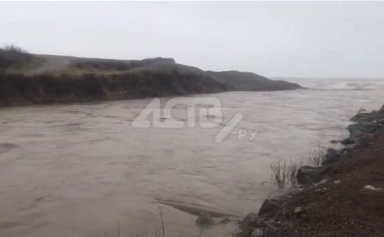 Река разлилась на юге Сахалина во время ливня