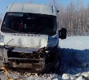 Маршрутный автобус и внедорожник столкнулись на юге Сахалина