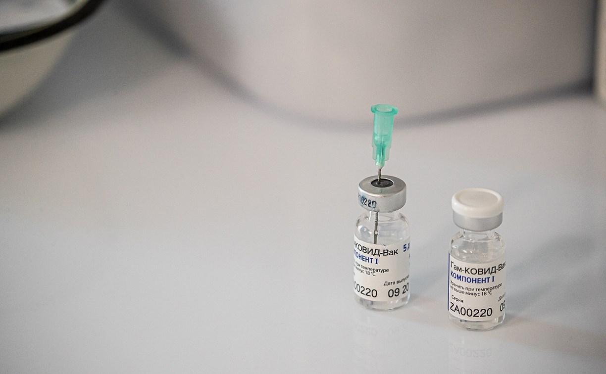 Сахалинские учителя начали делать прививки от коронавируса