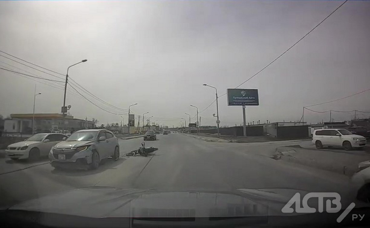 Момент столкновения мотоцикла с автомобилем попал на видео в Южно-Сахалинске