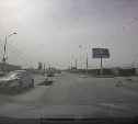 Момент столкновения мотоцикла с автомобилем попал на видео в Южно-Сахалинске