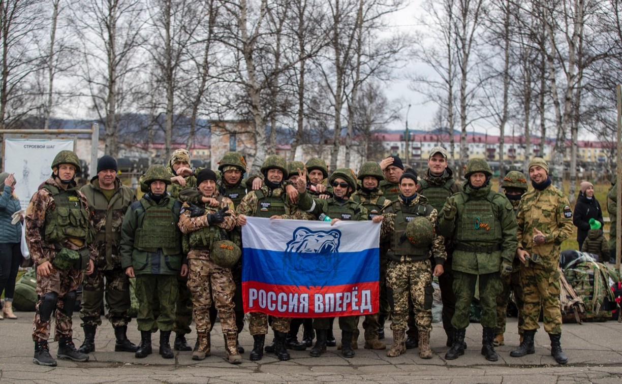 "У нас всё получится!": сахалинские добровольцы и резервисты отправились в зону СВО