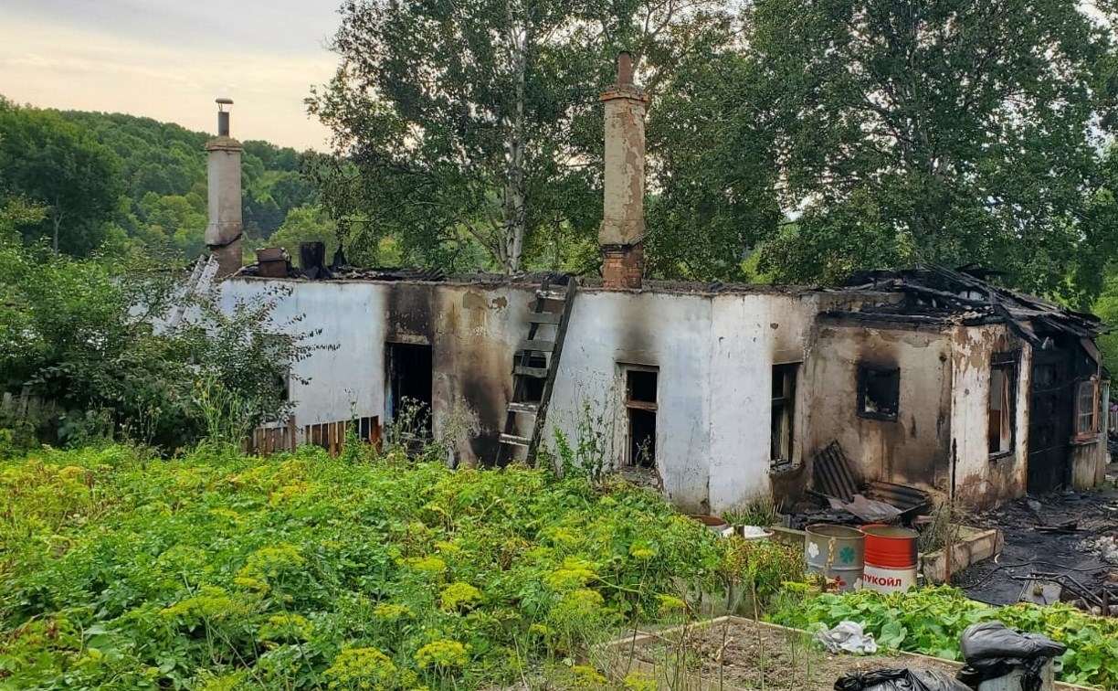 Углегорская администрация поможет жителям Шахтёрска, у которых полностью сгорел дом