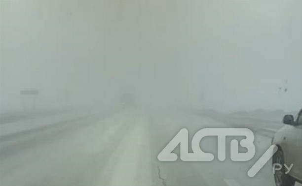 Участок трассы на юге Сахалина заволокло плотным туманом