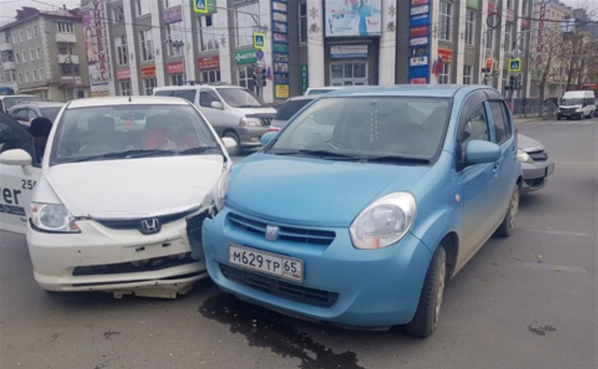 Очевидцев столкновения Toyota Passo и Honda Fit Aria ищут в Южно-Сахалинске