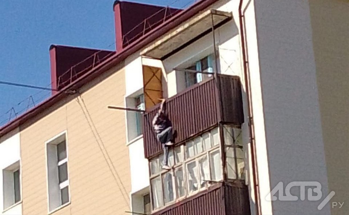 Женщина упала с пятого этажа дома в Томари