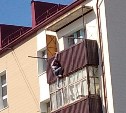 Женщина упала с пятого этажа дома в Томари