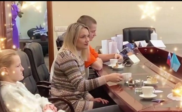 Начальник УМВД сделал новогодние подарки сахалинской семье
