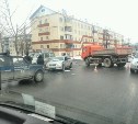 КамАЗ и два автомобиля столкнулись на улице Горького в Южно-Сахалинске