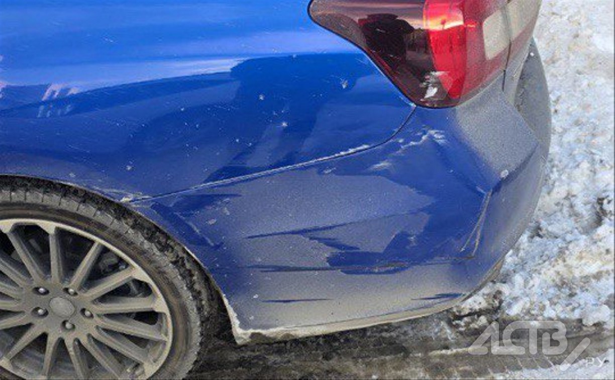 Неизвестный столкнулся с Subaru Levorg и скрылся с места ДТП в Южно-Сахалинске