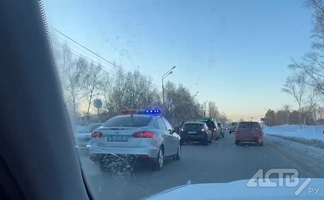 ДТП собрало "паровозик" из автомобилей около "Бубль Гума" в Южно-Сахалинске