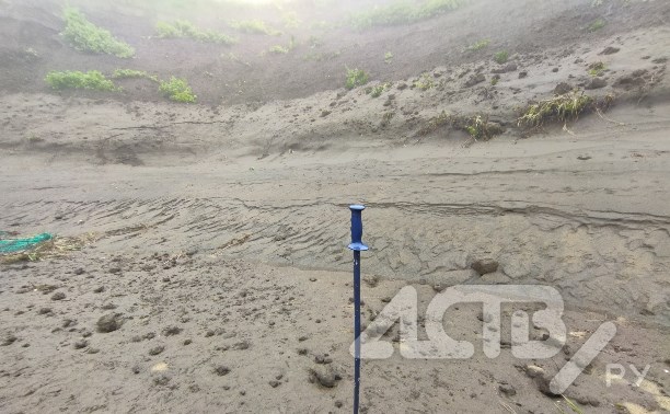 Северокурильчанин показал примерную высоту волны, которая захлестнула берег во время цунами