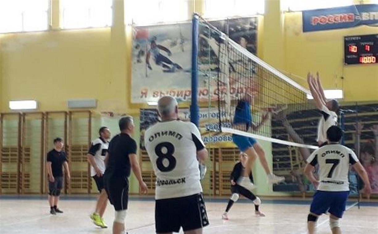 Шесть волейбольных команд боролись за «Кубок мэра» в Невельске