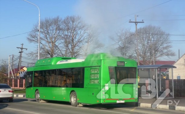 В Южно-Сахалинске из зелёного автобуса внезапно повалил густой пар