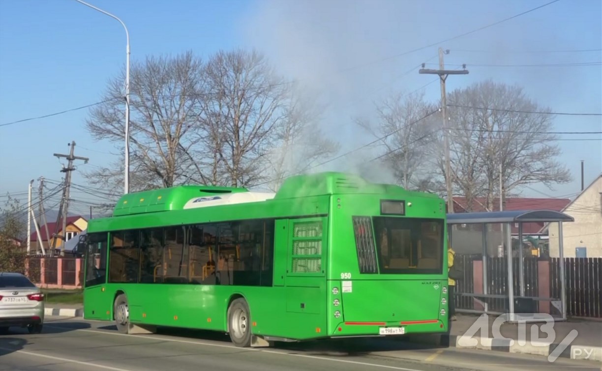 В Южно-Сахалинске из зелёного автобуса внезапно повалил густой пар
