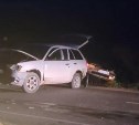 Очевидцы: нетрезвый водитель на минивэне влетел в два припаркованных авто в Холмском районе 