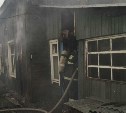 Появились новые кадры с места тушения дома возле ж/д станции в Соколе