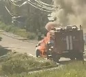 Автомобиль загорелся открытым пламенем на улице в Соловьёвке 