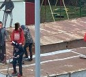 Группа детей на самокатах устроила экстрим-площадку на крышах гаражей в Южно-Сахалинске