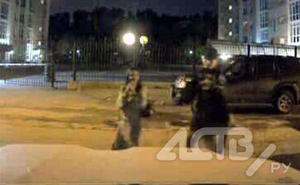 "Чьи дети?": подростки в Южно-Сахалинске устроили прыгалки по припаркованным машинам
