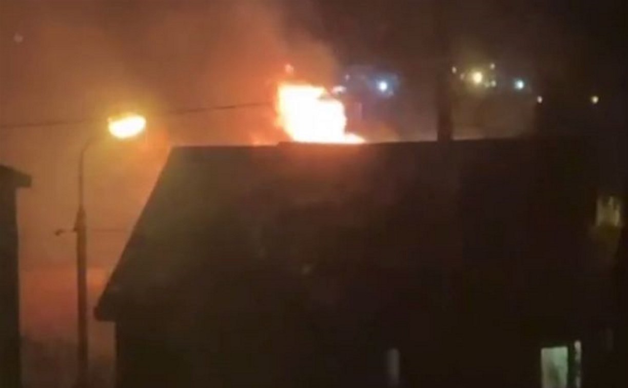 "Весь городок накрыло дымом": частная баня полыхала ночью в Троицком
