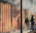 Появились кадры пожара в хозпостройке, в которой нашли труп мужчины в сахалинском СНТ