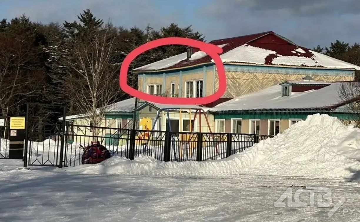 Крыша детского сада прогнулась в сахалинском селе Озёрском: в мэрии рассказали о судьбе здания