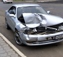 После аварии в Холмске на лобовом стекле машины остались отпечатки двух голов