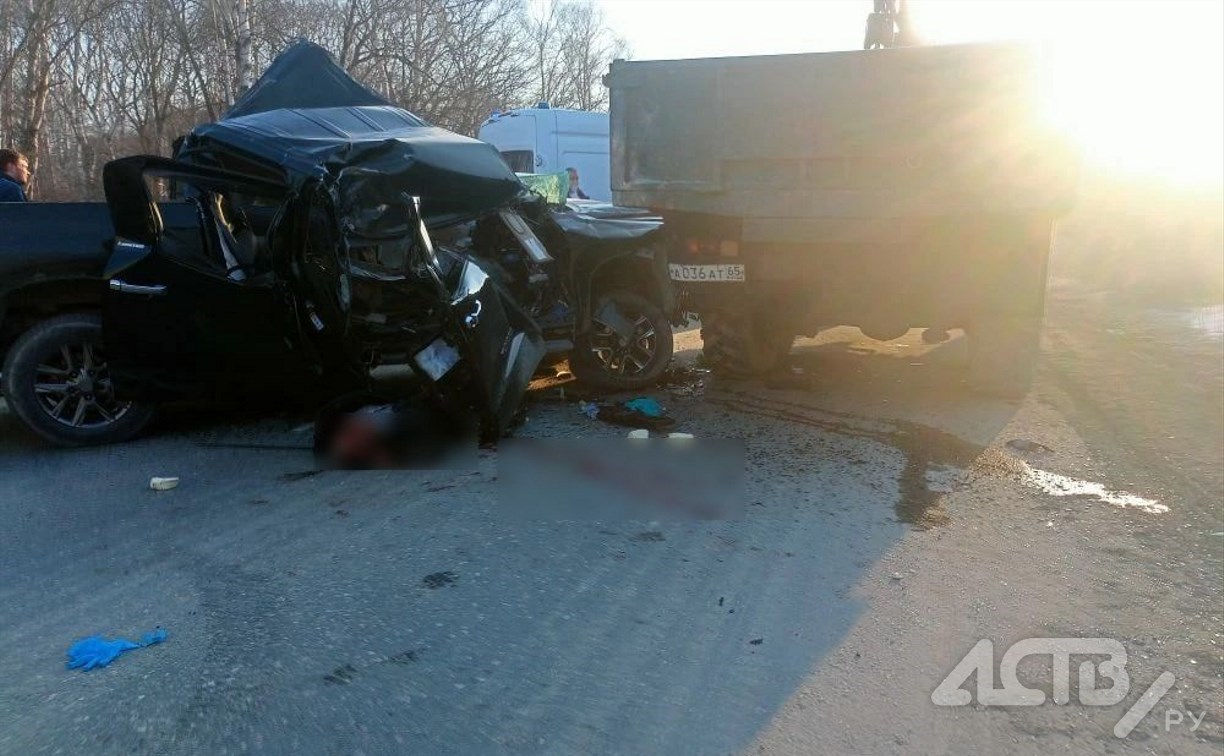 Один погиб на месте, другой - в больнице: сахалинская полиция ищет очевидцев смертельного ДТП с участием КамАЗа 