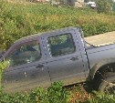 Водитель пикапа врезался в столб и скрылся с места ДТП в Холмском районе