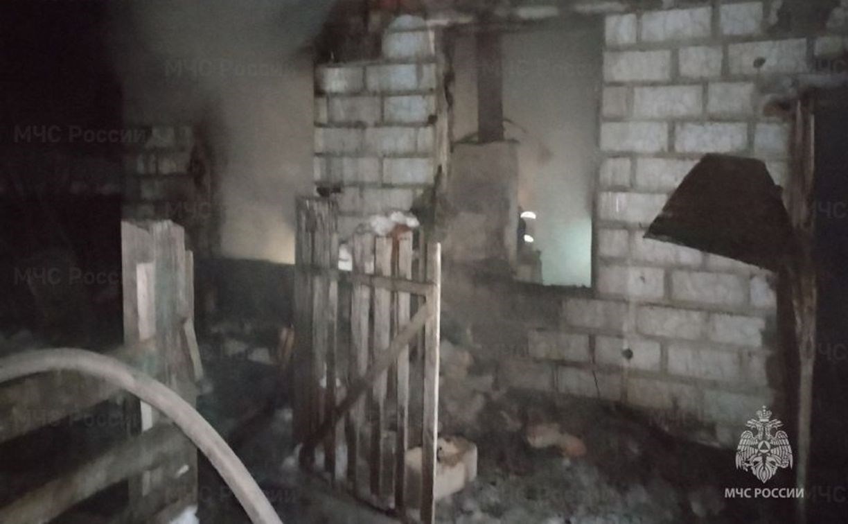 Пожар вспыхнул в коровнике на Сахалине