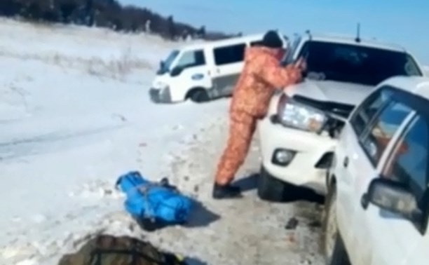 Легковушка протаранила машины рыбаков у озера Лебяжье на Сахалине