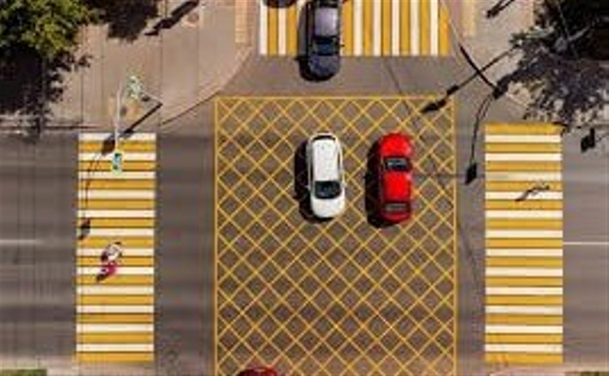 Два перекрёстка закроют на ночь для нанесения разметки в Южно-Сахалинске 