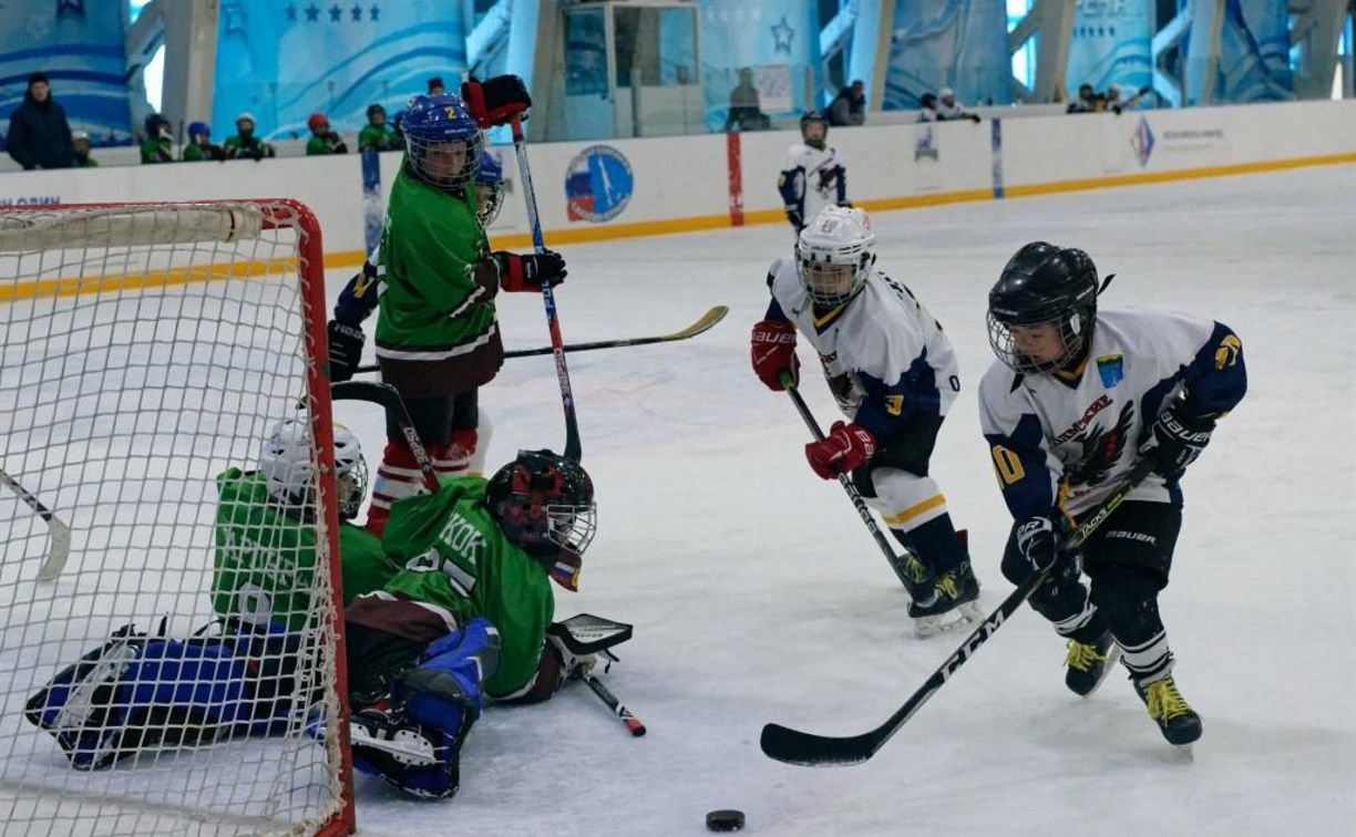 Больше 100 сахалинских школьников сразились в хоккейном турнире